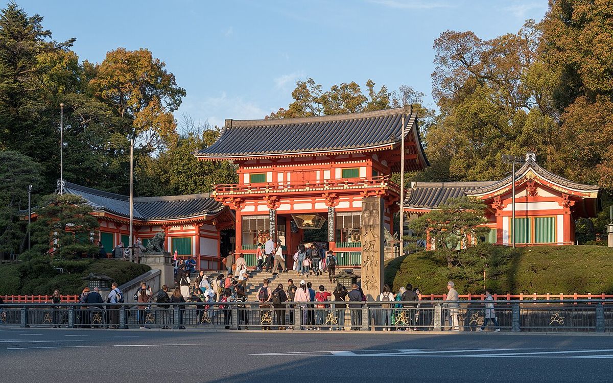 Yasaka Shrine West Gate on Shijo-dori