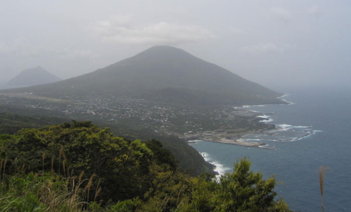 八丈島の街と八丈富士の景観
