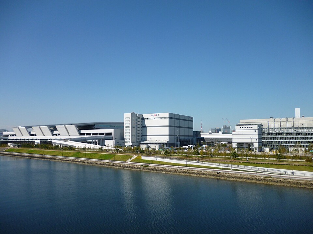 Toyosu Market exterior, viewed from Ariake-kita Bridge